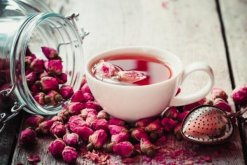 玫瑰花茶可以去斑嗎，可以祛斑不過需要堅持飲用"
